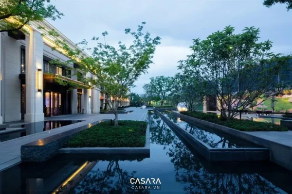 Ảnh tiểu cảnh sân vườn phong cách cao cấp xu hướng 2026 với lối dạo, hồ nước, cây xanh, bồn cây và ghế nghỉ trong thư viện Casara.