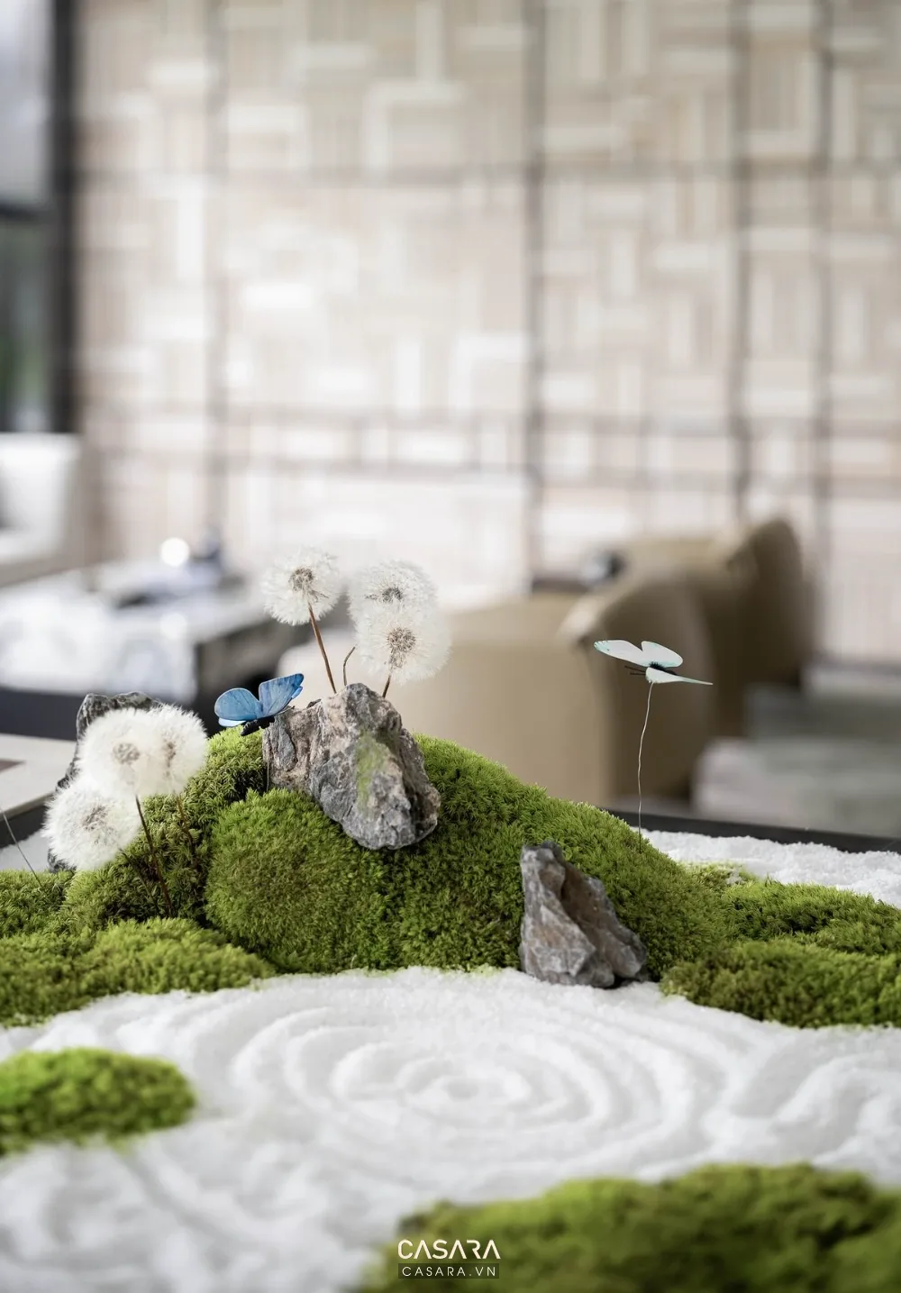 Ảnh tiểu cảnh trong nhà phong cách luxury gỗ tự nhiên với cây xanh, sỏi, nước, giếng trời hoặc mảng xanh trang trí trong thư viện Casara.
