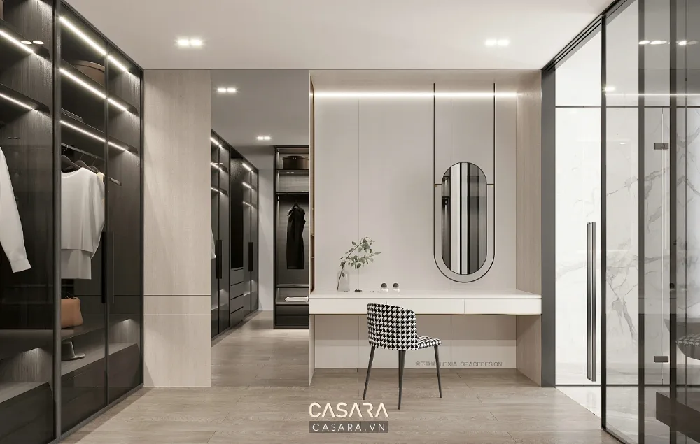 Phòng thay đồ trắng sáng với tủ kính, bàn trang điểm, gương oval và hệ đèn âm trần