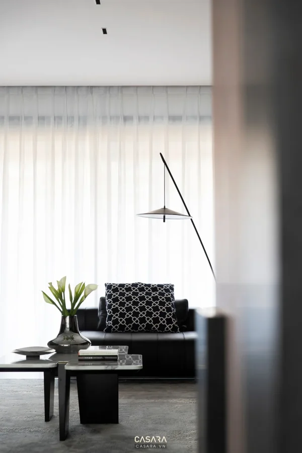 Ảnh tủ giầy phong cách kính cường lực với hệ lưu trữ lối vào, ghế ngồi và liên kết phòng khách trong thư viện Casara.