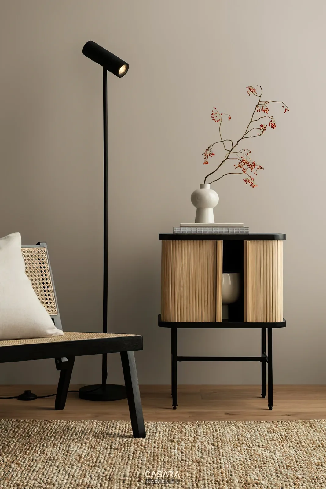 Bàn trang trí nhỏ với bình hoa và đèn đọc sách
