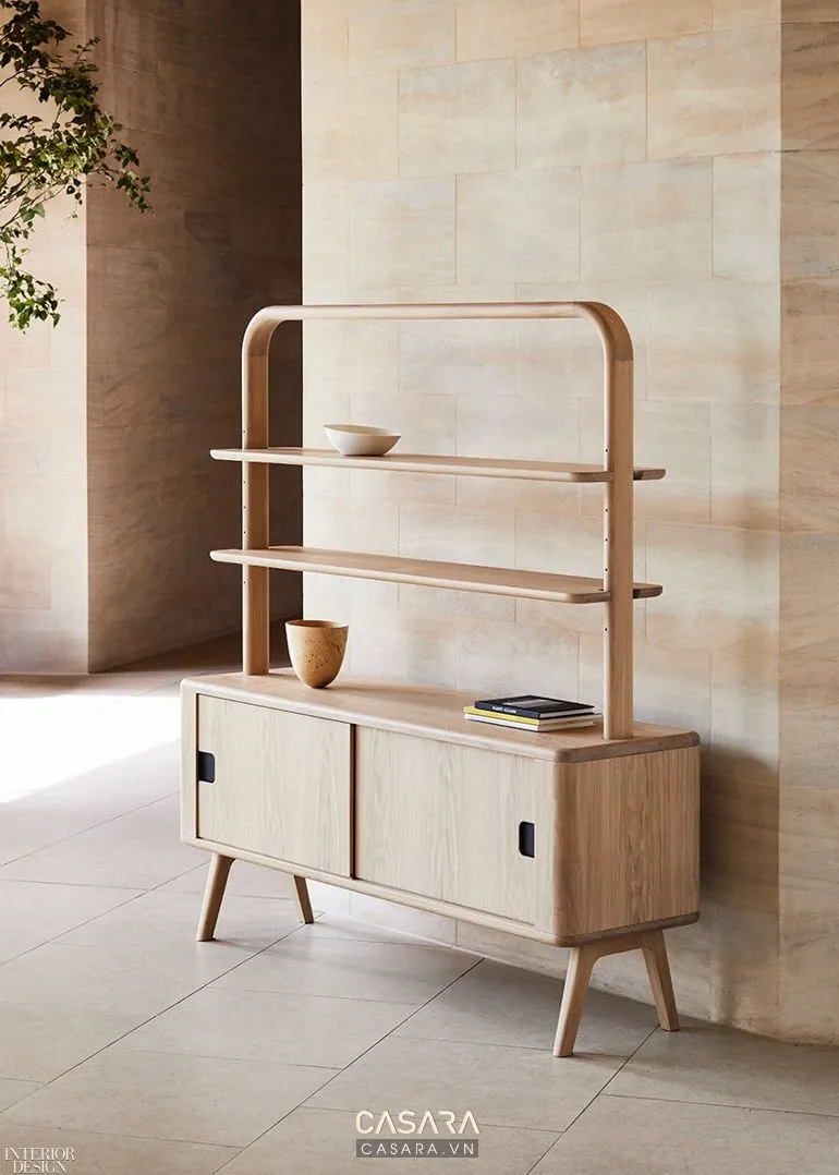 Kệ console gỗ sáng cho thấy tủ thấp có thể lưu trữ mà vẫn giữ cảm giác thoáng.