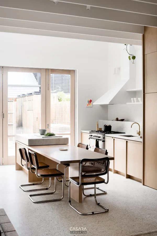 Ảnh tủ kệ trang trí phong cách gỗ tự nhiên với kệ sách, console hoặc hệ lưu trữ trang trí trong thư viện Casara.