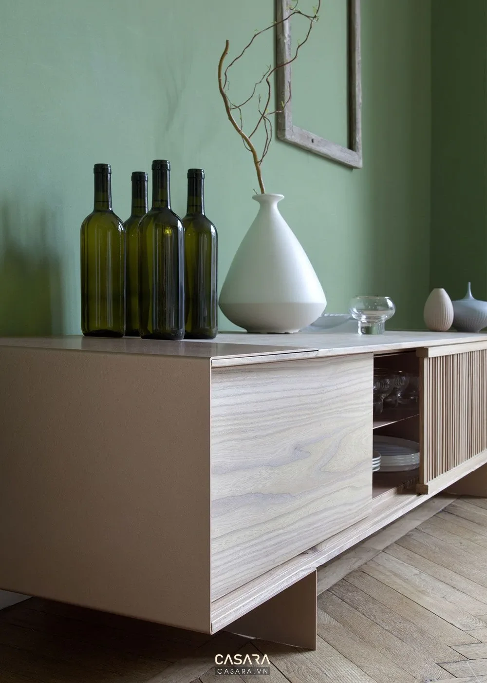 Ảnh tủ kệ trang trí phong cách kính cường lực vàng kem với kệ sách, console hoặc hệ lưu trữ trang trí trong thư viện Casara.