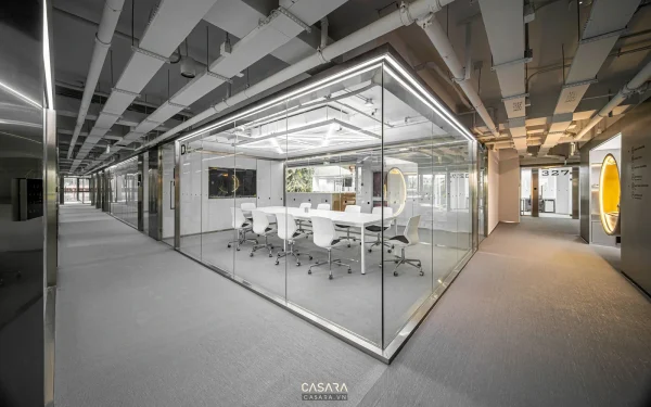 Ảnh văn phòng phong cách 30m2 luxury với quầy, vách kính, bàn làm việc và vật liệu hiện đại trong thư viện Casara.