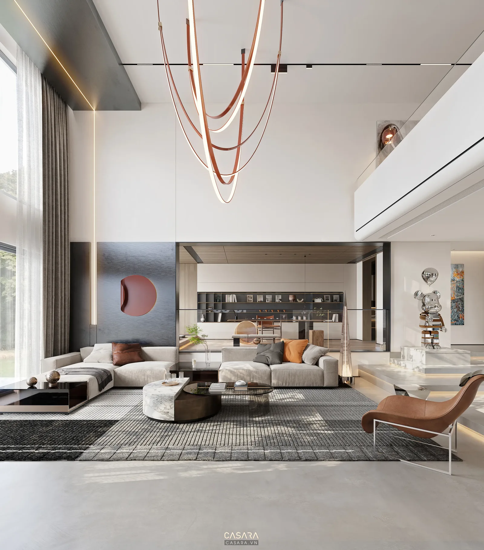Phòng khách thông tầng với sofa sáng màu, đèn thả nghệ thuật và cửa kính lớn