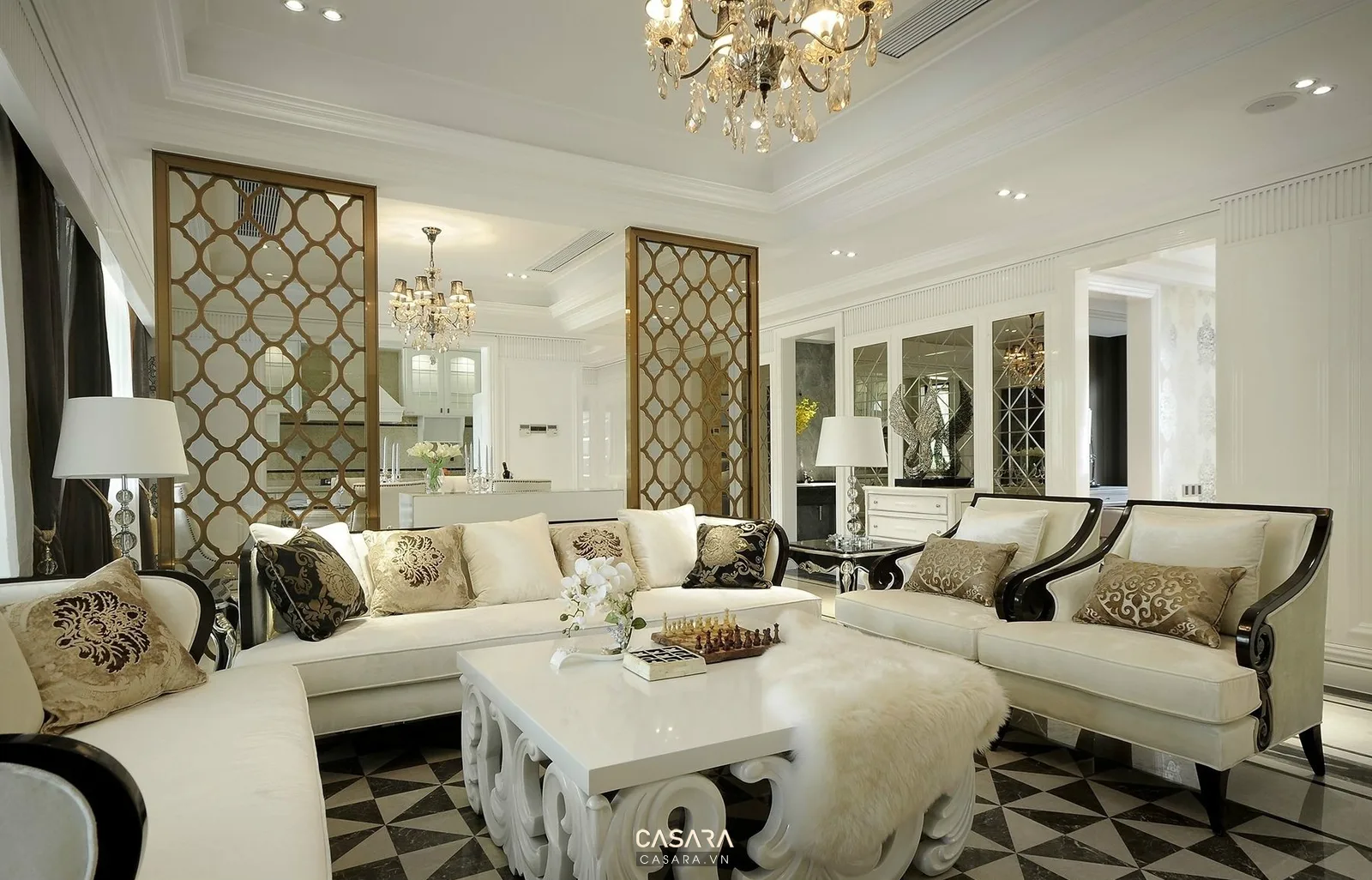 Phòng khách tông trắng có sofa, bàn trà và vách ngăn họa tiết