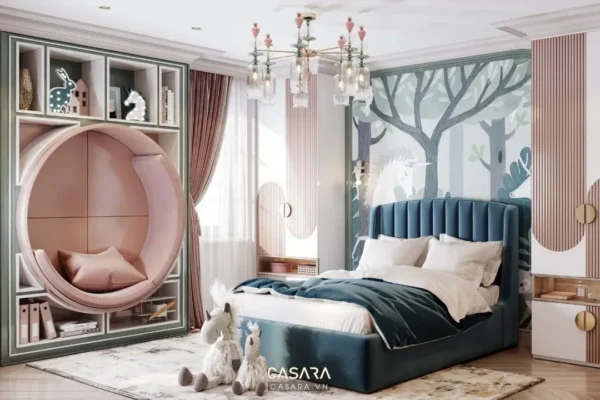 Phòng ngủ trẻ em với giường xanh, ghế tròn hồng và tủ kệ trang trí