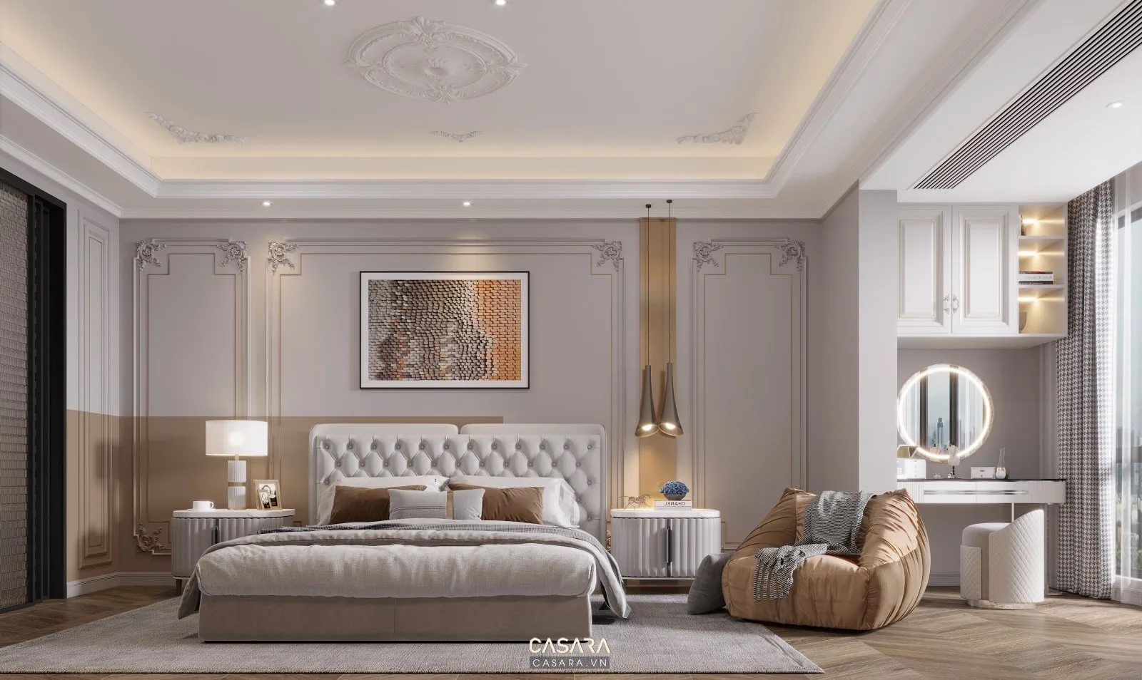 Phòng ngủ tông be với giường bọc nệm, phào tường, bàn trang điểm và ghế thư giãn