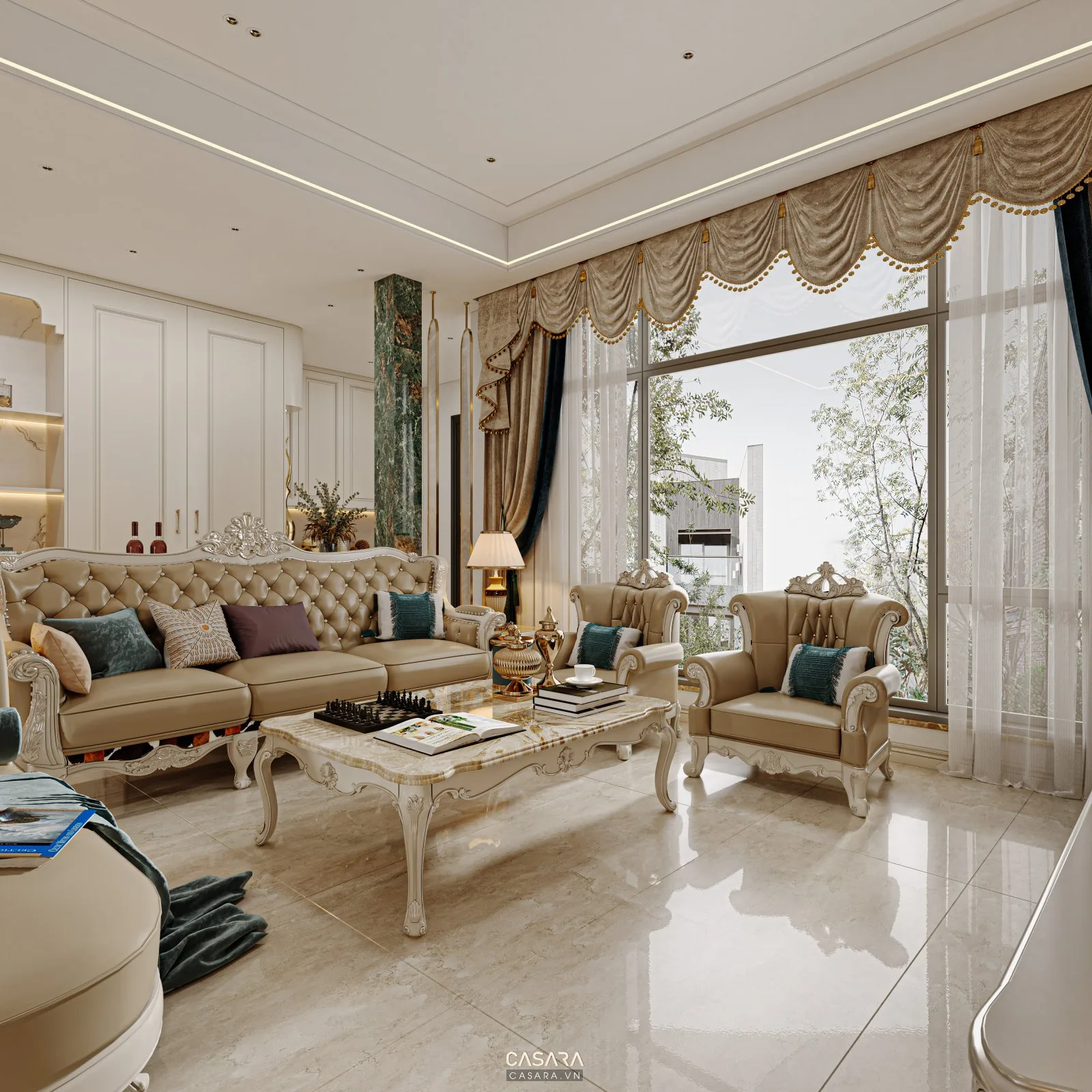 Phòng khách tân cổ điển có sofa bọc da, bàn trà và rèm trang trí cạnh cửa kính lớn