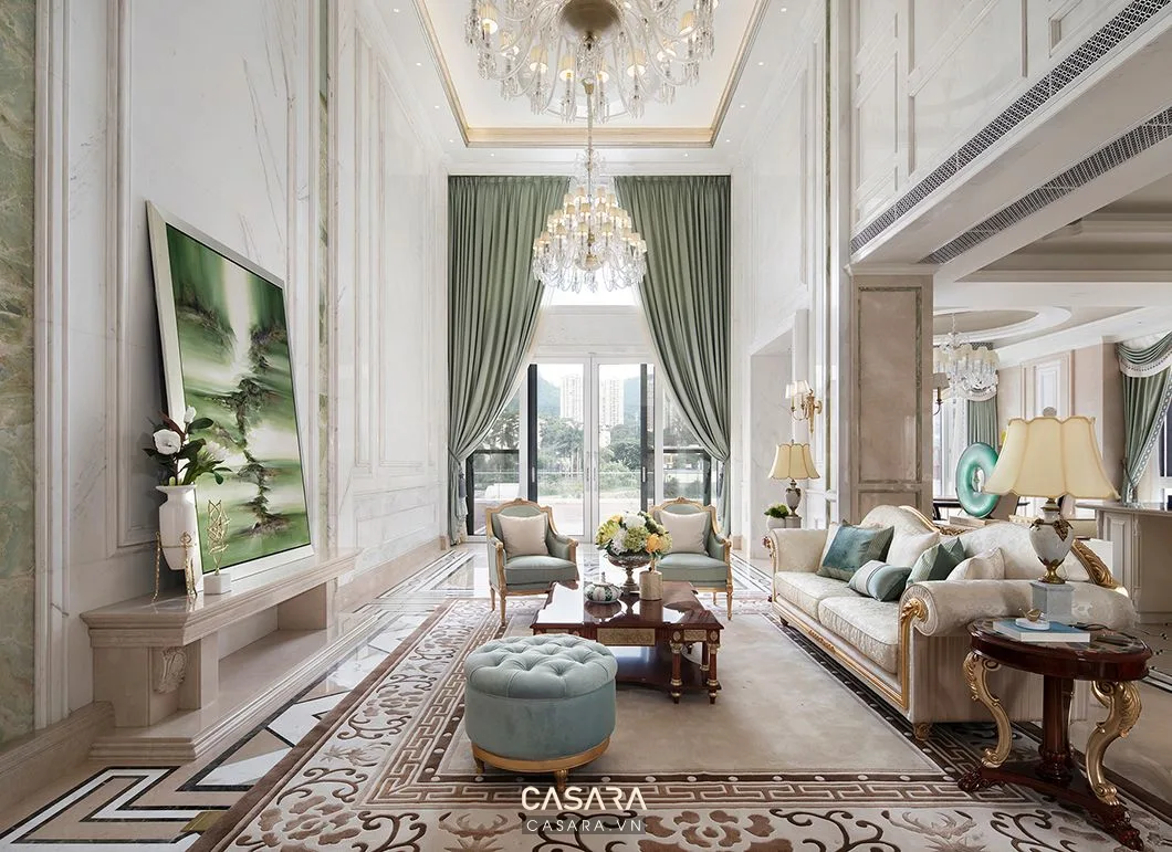 Phòng khách rộng trần cao, rèm xanh, sofa sáng màu và đèn chùm pha lê