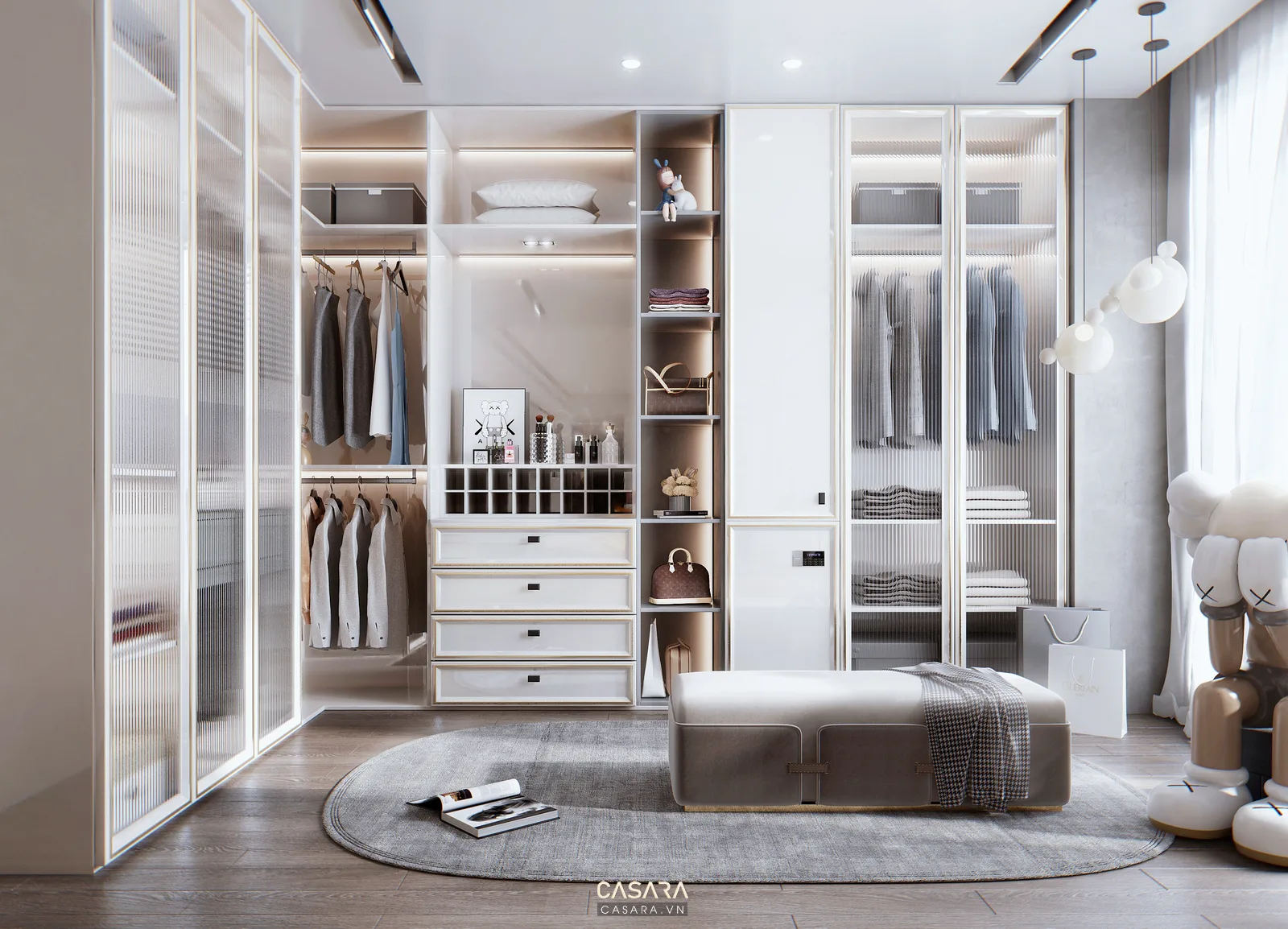 Phòng thay đồ hiện đại với tủ áo cánh kính, ngăn treo quần áo và hệ đèn âm tủ