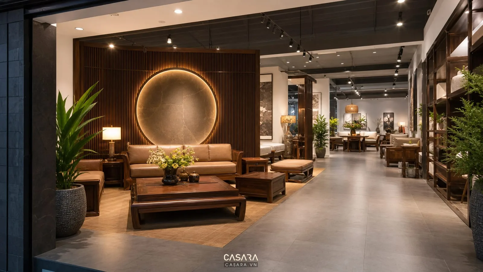 phối cảnh 3D showroom nội thất với điểm nhìn đầu tiên vách thương hiệu sản phẩm trưng bày chính và ánh sáng điểm nhấn