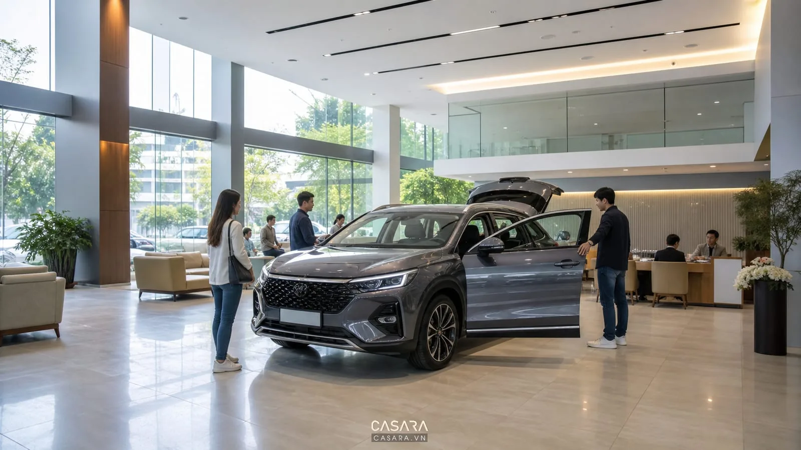 Xe ô tô trưng bày trong showroom với lối đi rộng và khu tư vấn