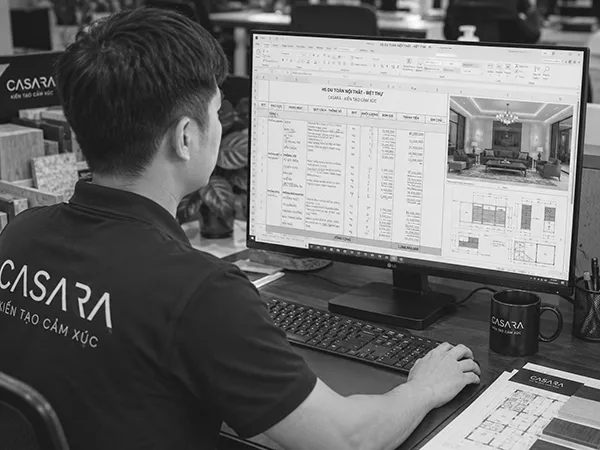 Nhân sự Casara đang kiểm tra bản vẽ và bảng khối lượng trên máy tính