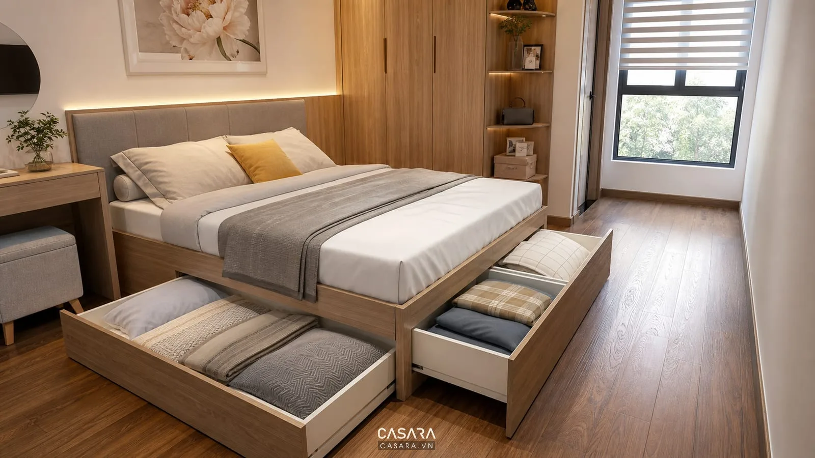 giường thông minh hộc kéo dưới gầm mở ra trong phòng ngủ nhỏ có chăn ga tủ quần áo và sàn gỗ