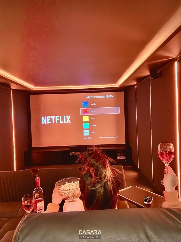Ảnh lối vào phòng karaoke tạo hình vòm cam trên nền tường tối do Casara tuyển chọn cho thư viện thiết kế nội thất.