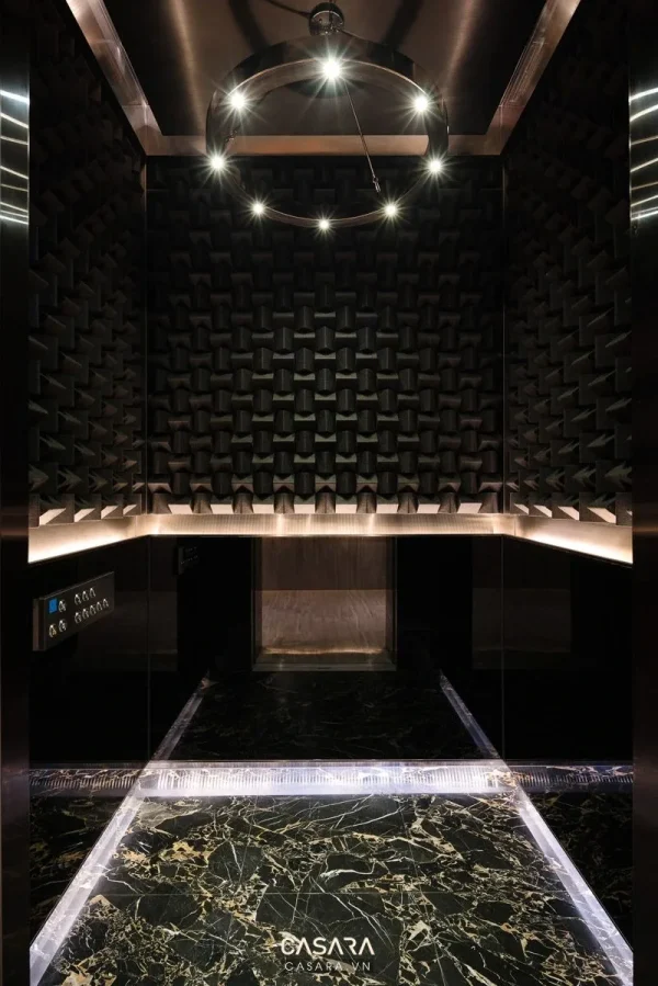 Ảnh phòng karaoke đỏ đen có vòm trang trí và bàn ghế lounge do Casara tuyển chọn cho thư viện thiết kế nội thất.