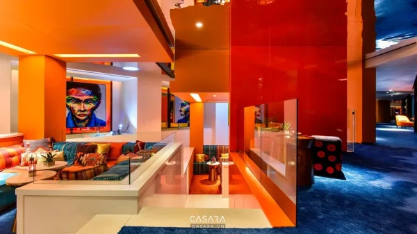 Ảnh phòng karaoke sân khấu ánh sáng tím với sofa chần nút do Casara tuyển chọn cho thư viện thiết kế nội thất.