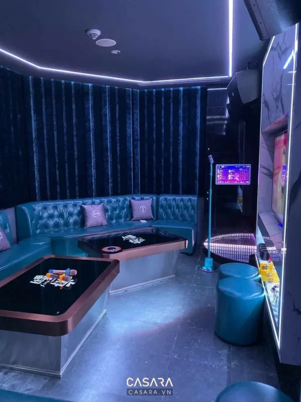 Trần phòng karaoke gương phản chiếu cùng hệ đèn neon màu sắc