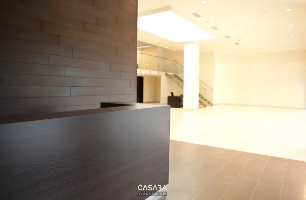 Ảnh góc lễ tân nhỏ với chậu cây và tường cao màu sáng do Casara tuyển chọn cho thư viện thiết kế nội thất.