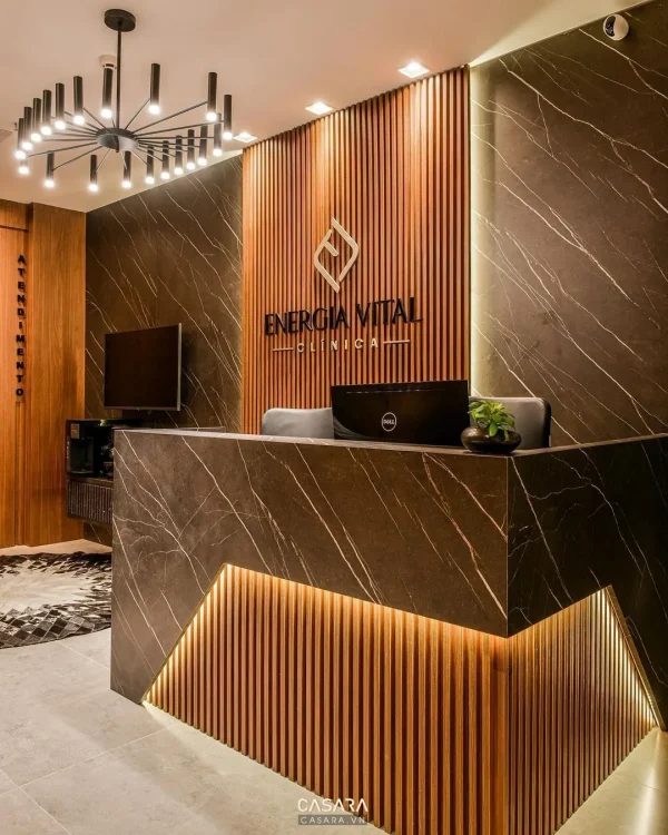 Ảnh quầy lễ tân gỗ tối giản cạnh vách kính và tiểu cảnh trong nhà do Casara tuyển chọn cho thư viện thiết kế nội thất.