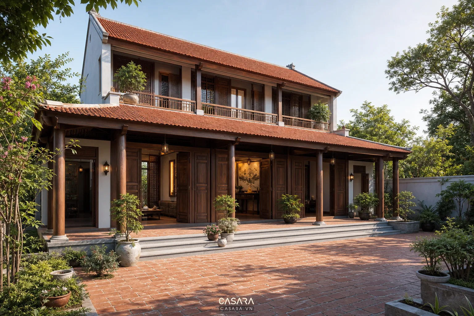 Hiên sân nhà 3 gian 2 tầng có mái ngói đỏ, cột gỗ, cửa gỗ và sân gạch thoáng