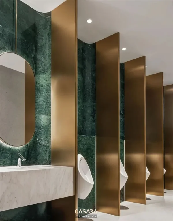 Ảnh phòng tắm đá trắng nâu với sen tắm đứng và ánh sáng tự nhiên do Casara tuyển chọn cho thư viện thiết kế nội thất.