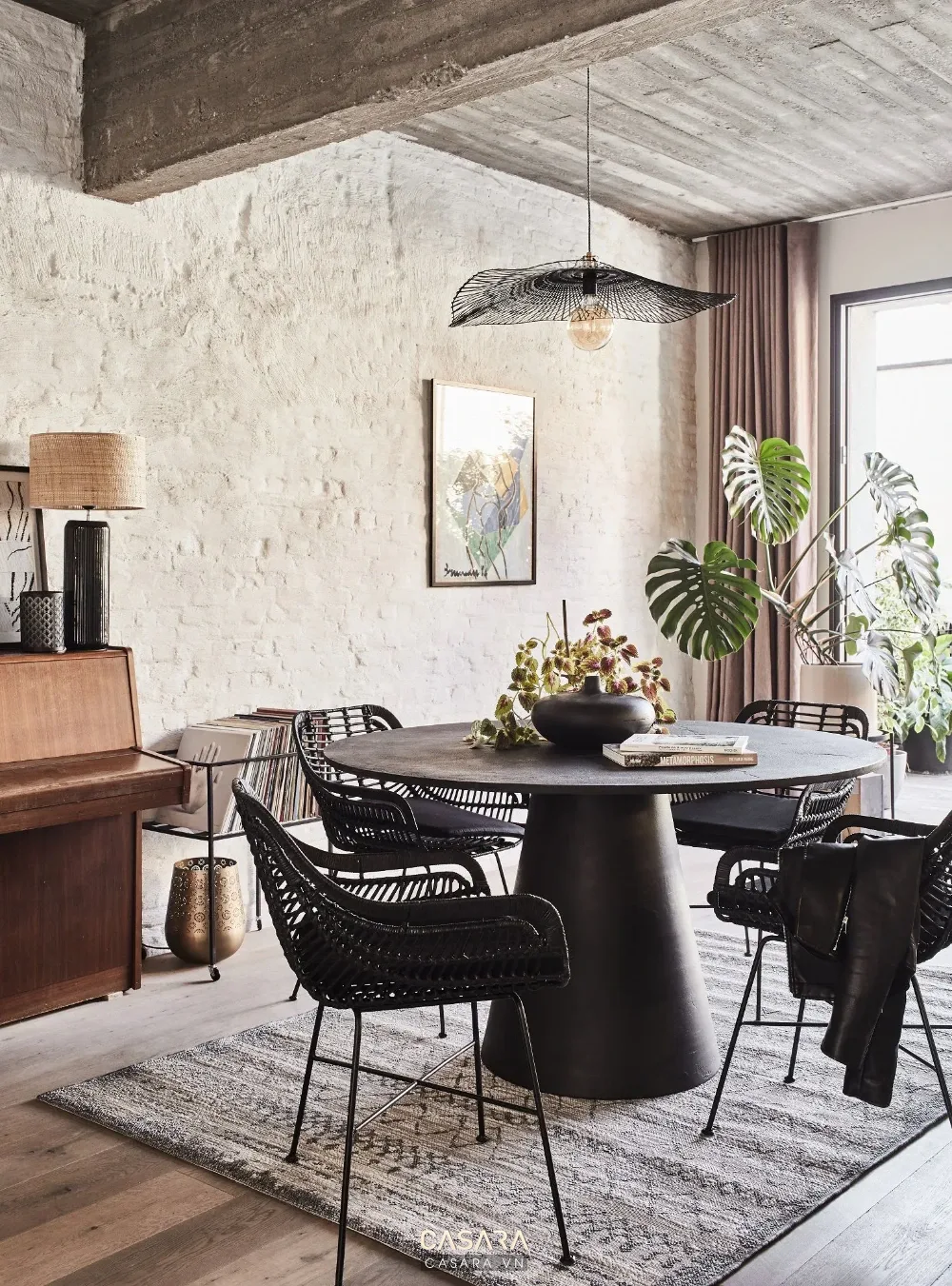 Ảnh góc bàn ăn nhỏ với ghế xanh và đèn thả cây xanh do Casara tuyển chọn cho thư viện thiết kế nội thất.