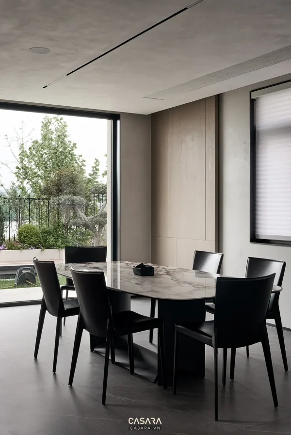 Ảnh khu ăn uống nhà hàng với trần lam gỗ và bàn ghế dài do Casara tuyển chọn cho thư viện thiết kế nội thất.