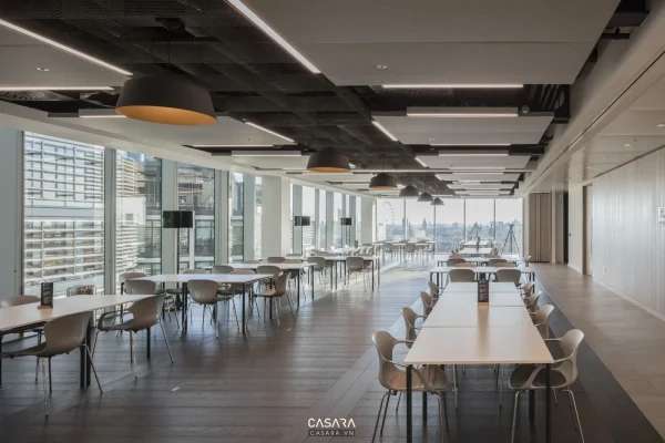 Ảnh khu ăn uống sáng màu với ghế gỗ và tường bê tông do Casara tuyển chọn cho thư viện thiết kế nội thất.