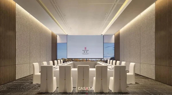 Ảnh phòng hội thảo rộng với màn chiếu và hàng ghế xếp do Casara tuyển chọn cho thư viện thiết kế nội thất.