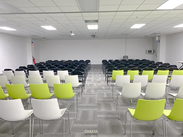 Ảnh phòng họp dài tông gỗ sáng với ghế bọc nệm do Casara tuyển chọn cho thư viện thiết kế nội thất.