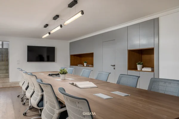 Ảnh phòng họp hiện đại có ghế cam và trần tạo khối do Casara tuyển chọn cho thư viện thiết kế nội thất.