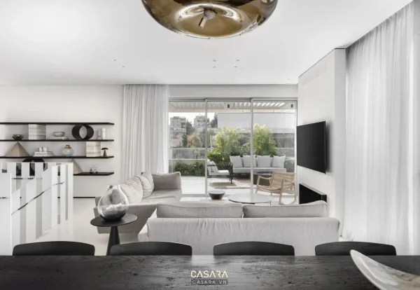 Ảnh phòng khách hiện đại với sofa da đen và vách tivi dài do Casara tuyển chọn cho thư viện thiết kế nội thất.