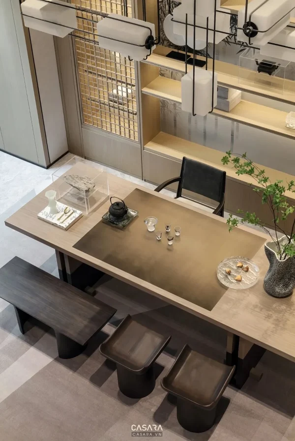 Phòng khách sang trọng với sofa trắng và tủ rượu âm tường khi thuê thiết kế nội thất
