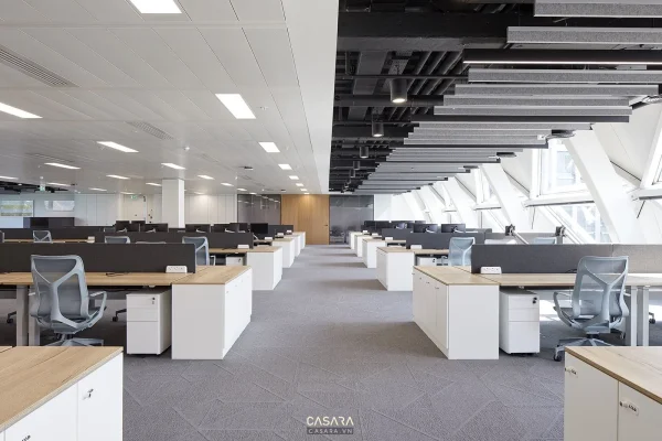 Ảnh văn phòng trắng nhìn qua vách kính mờ do Casara tuyển chọn cho thư viện thiết kế nội thất.