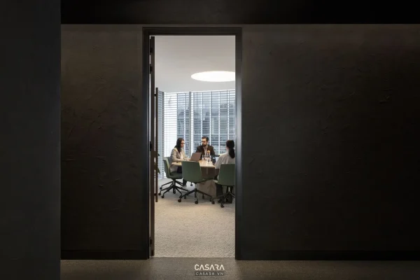 Ảnh văn phòng trắng tối giản với cụm bàn làm việc do Casara tuyển chọn cho thư viện thiết kế nội thất.