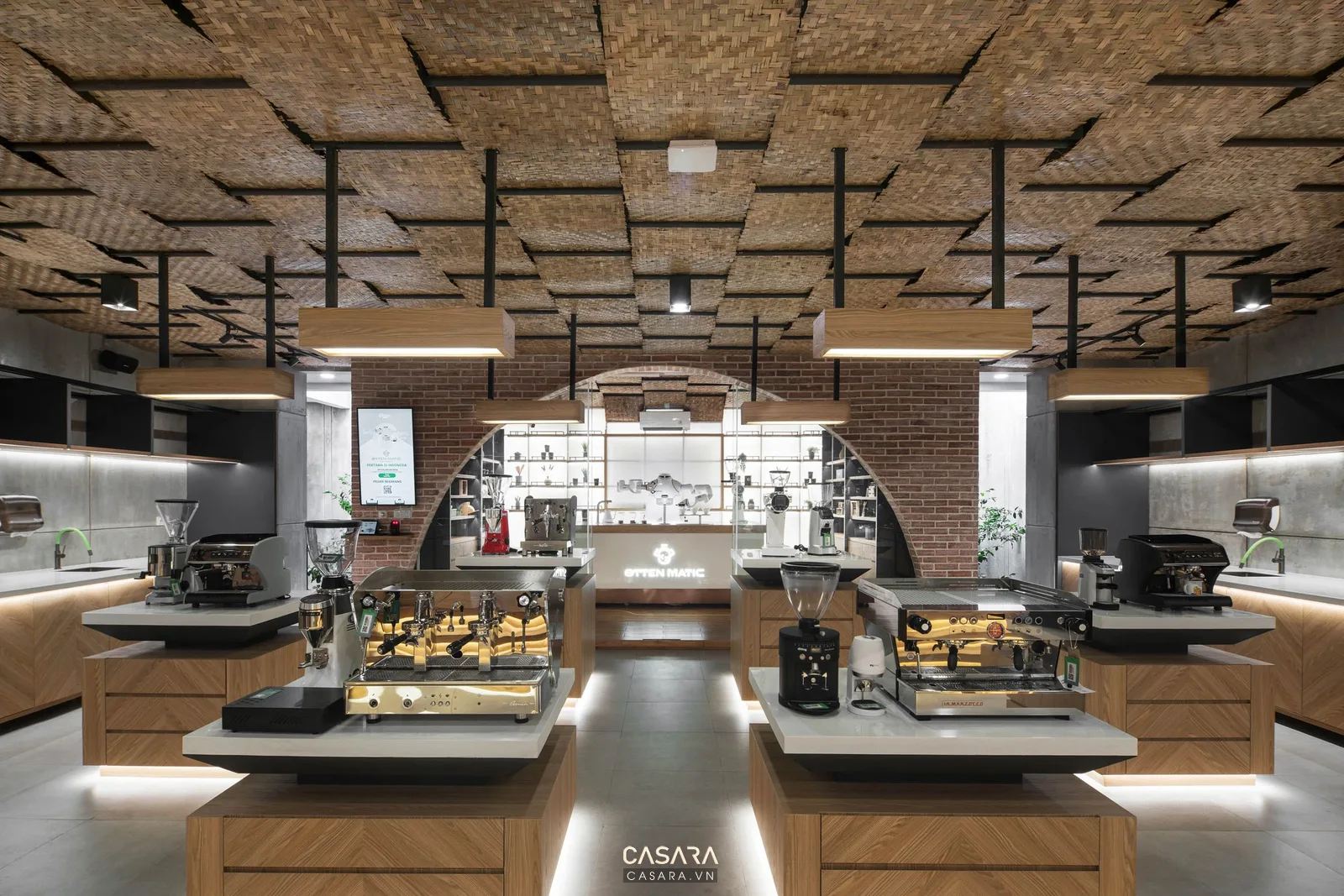 Quán cà phê phong cách công nghiệp với tường gạch thô, bàn ghế cafe kim loại và gỗ, quầy bar đen, đèn ray và không gian trẻ trung