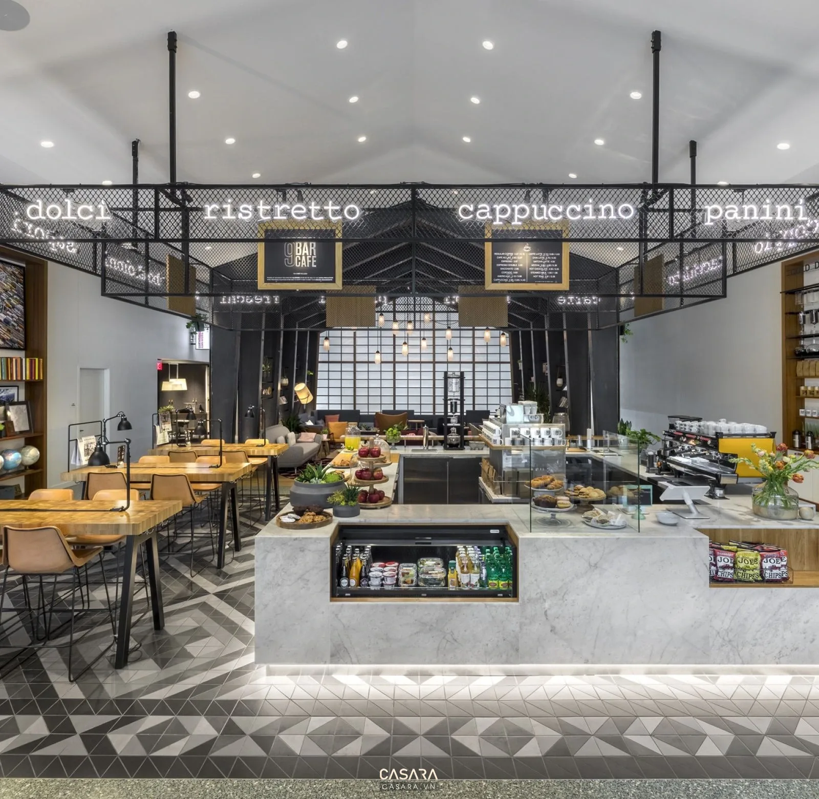 Góc nhận diện thương hiệu quán cà phê với logo menu và kệ trưng bày cafe