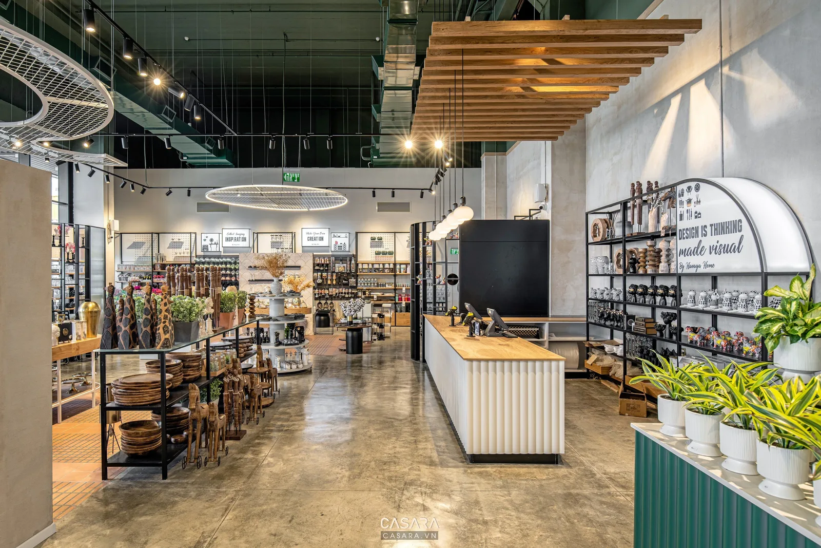 Thiết kế nội thất shop thời trang Nha Trang với kệ treo và đèn rọi