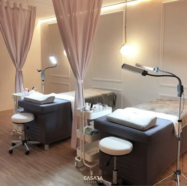 Ảnh phòng spa đôi tông be với hai giường trị liệu do Casara tuyển chọn cho thư viện thiết kế nội thất.