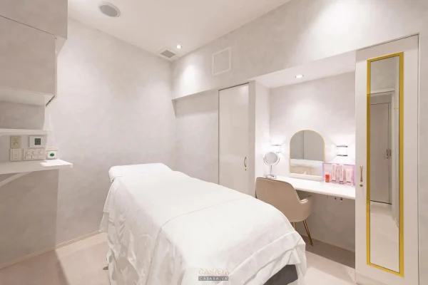 Ảnh phòng spa tông nâu trầm với giường massage và rèm mềm do Casara tuyển chọn cho thư viện thiết kế nội thất.