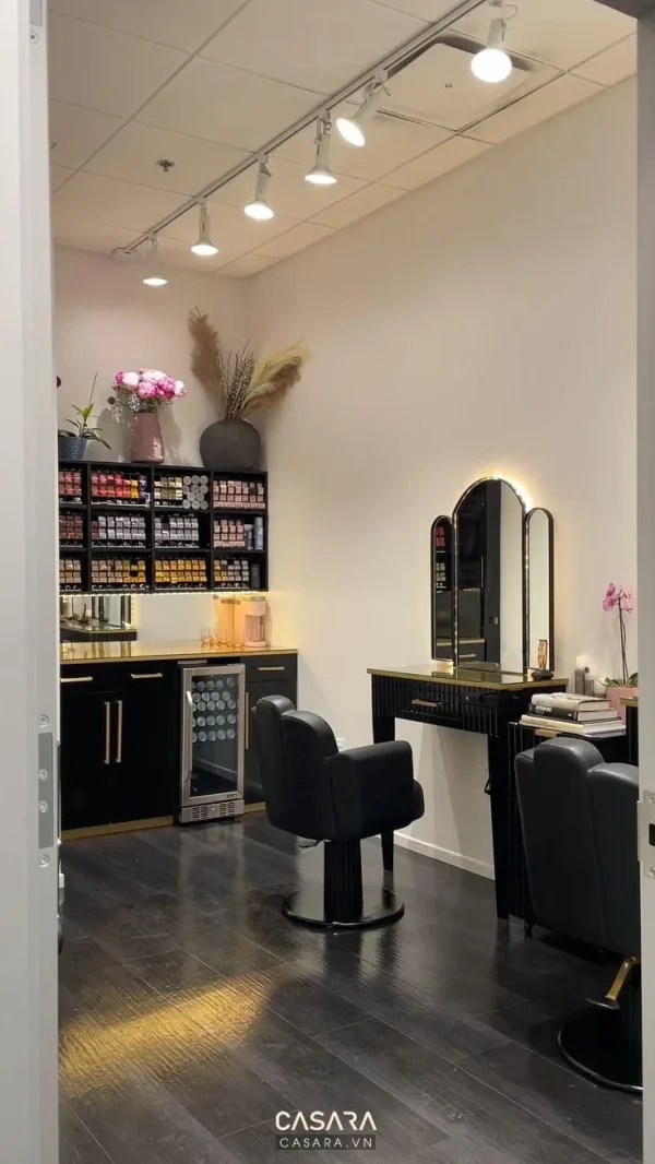 Ảnh phòng thay đồ spa gỗ sáng với kệ treo và đèn hắt do Casara tuyển chọn cho thư viện thiết kế nội thất.