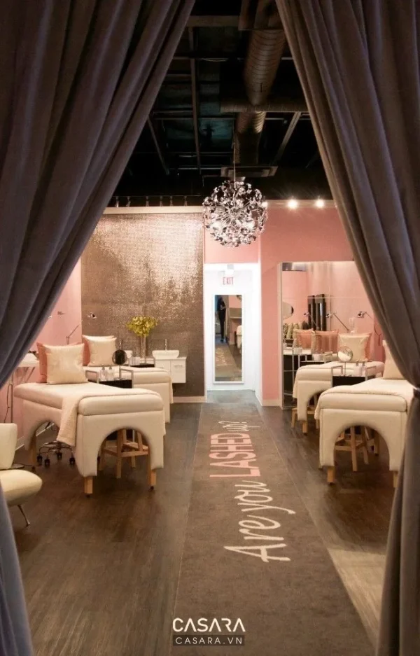 Ảnh phòng trị liệu spa màu đất nung với vòm cửa và đèn hắt do Casara tuyển chọn cho thư viện thiết kế nội thất.