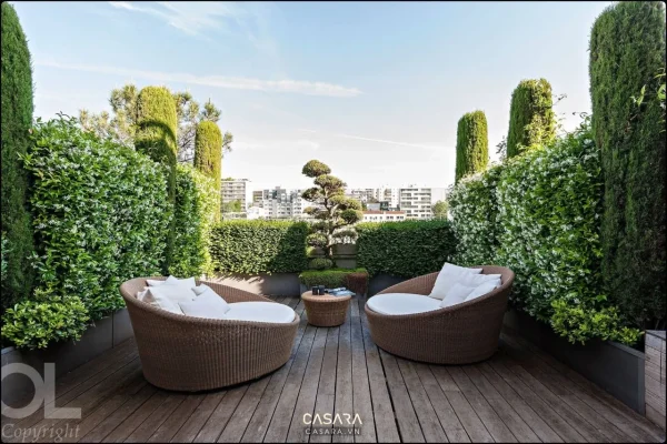 Ảnh ban công ngắm cảnh có ghế treo và giàn hoa leo do Casara tuyển chọn cho thư viện thiết kế nội thất.