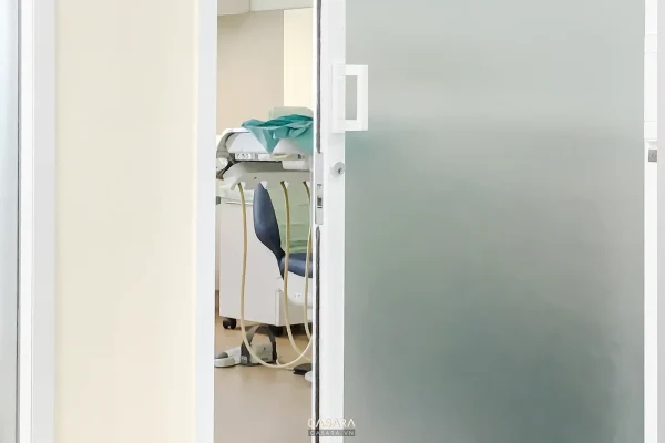 Khu lễ tân phòng khám với ghế chờ bo cong thân thiện