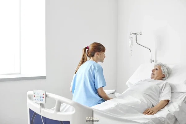Ảnh mặt ngoài bệnh viện hiện đại với khối trắng lớn do Casara tuyển chọn cho thư viện thiết kế nội thất.