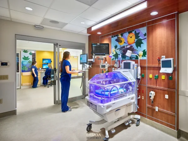 Ảnh sảnh bệnh viện lớn với quầy tiếp đón và trần cao do Casara tuyển chọn cho thư viện thiết kế nội thất.