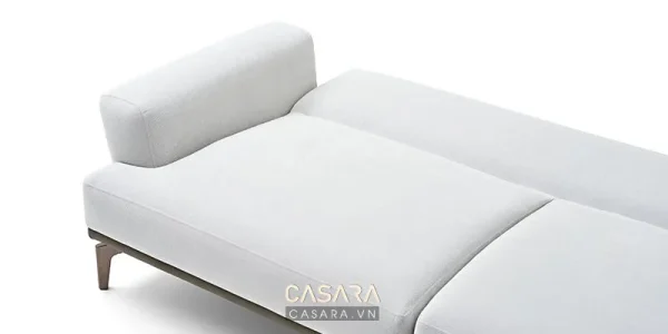 Ảnh ghế thư giãn da đen đặt cạnh cửa kính nhìn ra hồ do Casara tuyển chọn cho thư viện thiết kế nội thất.